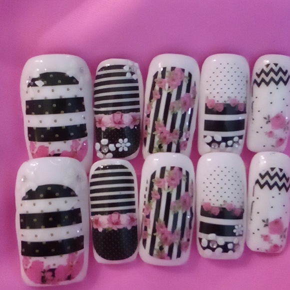 Matching nails and bikini size small number 11 - Picture 2 of 2